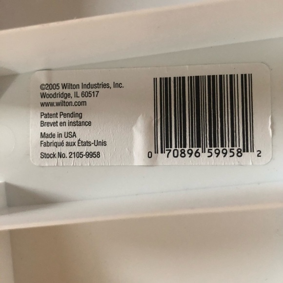 Wilton Cupcake Mini Muffin Covered Take Along Storage Container White 12-24CT - Picture 7 of 7